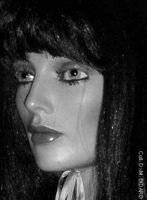 Archives BIDARD - Jeanne, pensive, un ruban rose aux alentours du cou ... - Portrait du 26 mars 2005
